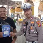 Dukung Kamseltibcarlantas, Subsatgas Dikmas Ajak Warga Lebih Tertib Lewat Edukasi dan Pembagian Brosur