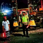Bhabinkamtibmas Takmung Amankan Piodalan di Pura Bale Agung.