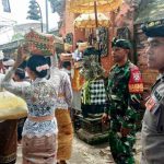 Sinergi Bhabinkamtibmas, Babinsa, dan Pecalang Amankan Pemacekan Agung di Pura Dasar Bhuana Gelgel.