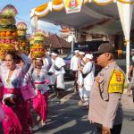 Polsek Kuta Utara Amankan Rangkaian Prosesi Pujawali Di Pura Puseh Lan Desa Adat Kerobokan