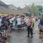 Kapolsek Banjarangkan Pimpin Pengamanan Kegiatan Melasti Rangkaian Karya Ngusaba Jagat Pura Agung Kentel Gumi.
