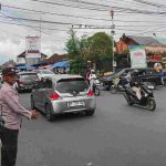 Antisipasi Kepadatan, Pawas Polsek Abiansemal Pimpin Pengaturan Lalin Pada Puncak Mobilitas Sore