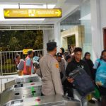 Personel Polsek Benoa Bantu Penumpang Balita Turun dari KM Lueser.