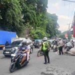 Cegah Kemacetan, Personel Polres Badung Kendalikan Arus Lalin di Jalur Kuta Utara