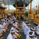 Polres Badung Wujudkan Srada Bhakti Lewat Sembahyang Bersama di Pura Giri Catur Loka