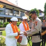 Polres Klungkung Berikan Piagam Ucapan Terima Kasih kepada Personel yang Memasuki Purna Bakti.