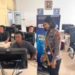 Personel Satpas SIM Polresta Denpasar Dampingi Pemohon Saat Ujian Teori