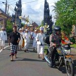 Polsek Dawan Amankan Prosesi Nedunang Ida Bethara Goa Lawah.