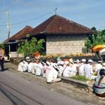 Bhabinkamtibmas dan Pecalang Sinergi Amankan Upacara Pemelastian di Pantai Sental Kawan.