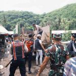 GERCEP! Polsek Nusa Penida Turun Tangan Bersihkan Crystal Bay dari Amukan Sampah Banjir.