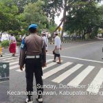 Personel Gabungan Polres Klungkung Berikan Pelayanan Saat Pujawali Di Pura Goa Lawah.