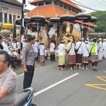 Bhabinkamtibmas Desa Tohpati Atensi Kegiatan Nangluk di Perbatasan Desa.