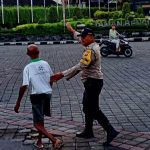 Wujud Polisi Humanis, Personel Polsek Mengwi Bantu Warga Lanjut Usia Menyeberang Jalan