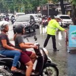 Polsek Mengwi Lakukan Pengaturan Lalu Lintas Saat Hujan Guna Menciptakan Kamseltibcarlantas
