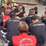 Menjelang Tahun Baru 2026 Pecalang Desa Adat Kuta Sidak Ojol ilegal dan Penjual Kembang Api