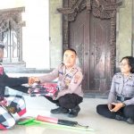 Unit Binmas Polsek Klungkung Beri Penyuluhan Binkamsa kepada Pecalang Desa Adat Satra.