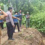 Bhabinkamtibmas Atensi Pengamanan Kunjungan Bupati Klungkung Cek Perbaikan Saluran Irigasi Subak Tohpati