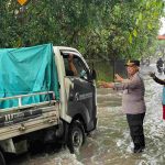 Kapolsek Mengwi Terjun ke Jalan, Pastikan Arus Lalu Lintas Tetap Lancar di Tengah Banjir