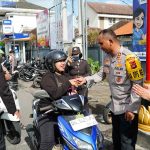Polres Klungkung Peringati Hari Ibu ke-97, Kapolres Bagikan Bunga Mawar kepada Pengguna Jalan