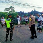 Bhabinkamtibmas Desa Negari Amankan Upacara Pujawali di Pura Rambut Siwi.