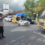 Antisipasi Kepadatan Arus Pulang Kerja, Personel Polsek Abiansemal Intensifkan Gatur Lalin Sore