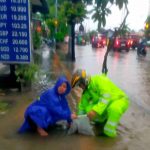 Bhabinkamtibmas Kelurahan Benoa Laksanakan Pemantauan Wilayah Akibat Hujan Deras di Kuta Selatan