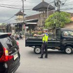 Pengaturan Lalin Sore Rutin, Polsek Abiansemal Beri Pelayanan Prima Kepada Pengguna Jalan