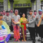 Kapolsek Mengwi Bersama Anggota Ngaturang Bela Sungkawa ke Rumah Duka Orang Tua Aipda I Ketut Sudirta