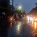 Diguyur Hujan, Personel Polsek Mengwi Tetap Sigap Atur Arus Lalu Lintas