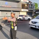Kanit Lantas Polsek Kuta Utara  Urai Kepadatan Lalin Di Simpang  Futsal Dalung