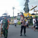 Bhabinkamtibmas dan Pecalang Amankan Pecaruan Tilem Kepitu di Desa Tojan.