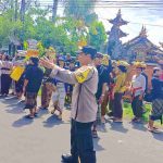 Bhabinkamtibmas Amankan Upacara Pitra Yadnya Warga Kusamba.