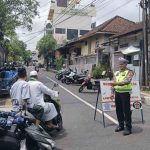 Unit Lantas Polsek Klungkung Amankan Sholat Jumat di Masjid Kampung Jawa.