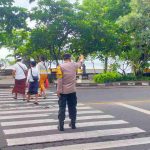 Polsek Dawan Amankan Persembahyangan di Pura Goa Lawah.