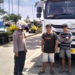 Bhabinkamtibmas Mengwitani Berikan Edukasi Larangan Parkir Kepada Sopir Truk di Jalur Terminal Mengwi