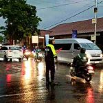 Pengaturan Lalu Lintas di Simpang Tiying Tutul, Polsek Mengwi Ciptakan Rasa Aman Kepada Pengendara