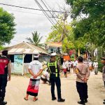 Bhabinkamtibmas Bersama Personel Gabungan Pastikan Kelancaran Melasti di Desa Lembongan