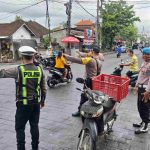 Berikan Pelayanan Kepada Masyarakat Personil Polsek Mengwi Tergelar Sepanjang Jalur Lakukan Pengaturan Lalin
