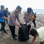 Jaga Kebersihan Pantai Polsek Kuta Utara Bersama Element Masyarakat Menggelar Aksi Bersih Bersih