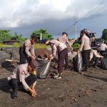 Peduli Kebersihan Pantai, Personel Polsek Dentim Turut Bersih-Bersih Sampah Laut di Padang Galak