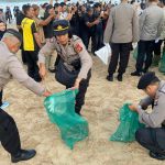 Dukung Arahan Presiden, Polres Badung Ikuti Aksi Bersih Pantai Kedonganan