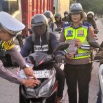 Cegah Laka Lantas, Polres Klungkung Berikan Imbauan Tertib Berlalu Lintas melalui Stiker dan Brosur
