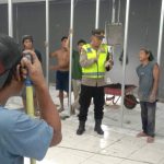 Polisi Sapa Pekerja Proyek di Tegal Kertha: Patroli Kamtibmas yang Menyentuh Hati