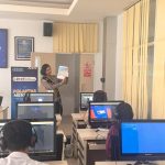 Petugas Satpas SIM Polresta Denpasar Edukasi Pemohon, Ingatkan Pentingnya Tertib Berlalu Lintas