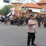 Bhabinkamtibmas Kesiman Petilan Amankan Prosesi Ngaben Warga Banjar Batanbuah dan Bukit Buwung