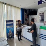 Personel Satpas SIM Polresta Denpasar Berikan Pendampingan Pemohon SIM