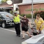 Hindari Kecelakaan Personel Lalu Lintas Polsek Kuta Utara  Sebrangkan Wisatawan