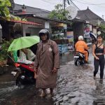 Bhabinkamtibmas Kelurahan Sanur Laksanakan Pemantauan Genangan Air di Jalan Bumi Ayu