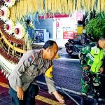 Semarak HUT Kota Denpasar, Bhabinkamtibmas dan Babinsa Amankan Pengawalan Penjor Kesiman Petilan ke Lapangan Puputan Badung