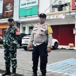 Bhabinkamtibmas bersama Babinsa dan Linmas Amankan Perompesan Pohon di Depan Kantor Desa Sumerta Kauh